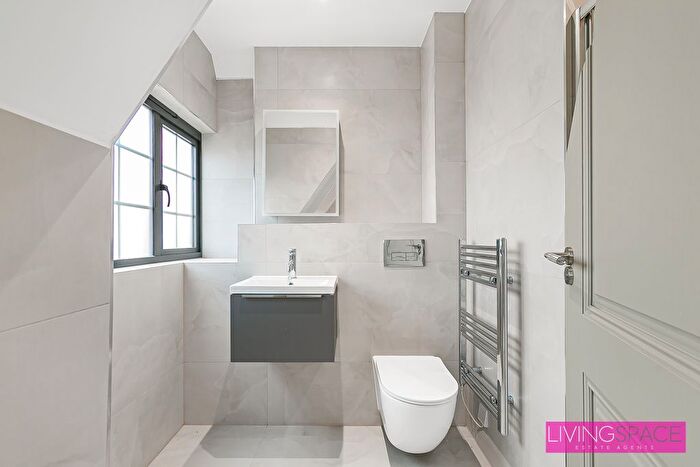 3 Bedroom Detached House For Sale In Barley Close, St Albans, AL4