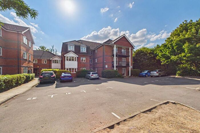 2 Bedroom Flat For Sale In Farringdon Court, Erleigh Road, Reading, Berkshire, RG1