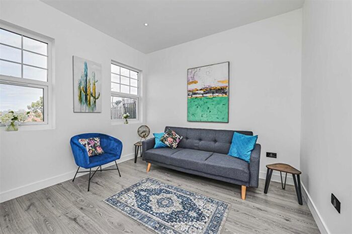 2 Bedroom Flat For Sale In Upper Richmond Road West, East Sheen, SW14