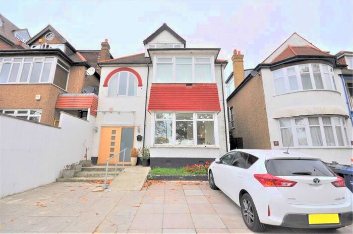 Studio To Rent In Queens Road, London, NW4