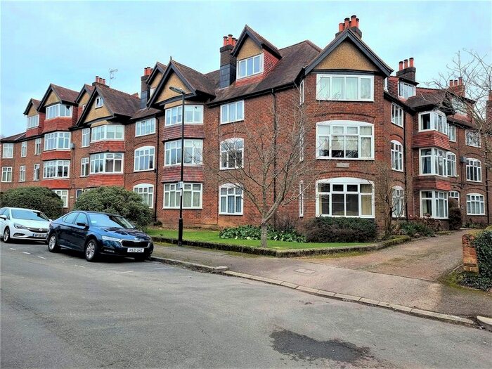 3 Bedroom Flat To Rent In Westbourne Crescent, Southampton, Hampshire SO17