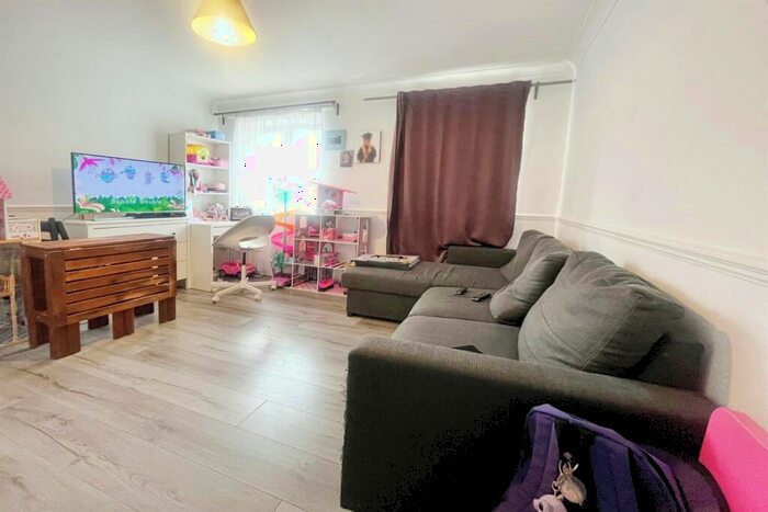 1 Bedroom Flat To Rent In Wingfield, RM17