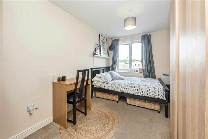 2 Bedroom Flat For Sale In Candle Street, Mile End, E1