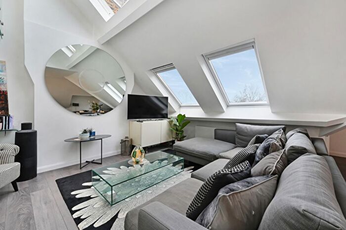 2 Bedroom Flat To Rent In Bolingbroke Grove, SW11