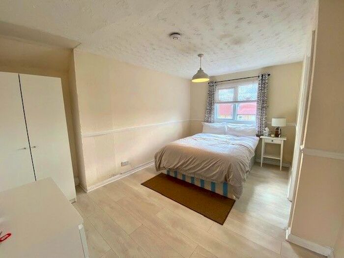 Studio To Rent In Lonsdale Avenue, Wembley, Greater London, HA9