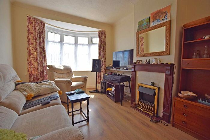 1 Bedroom Semi-detached Bungalow For Sale In Maidstone Road, Gillingham, ME8