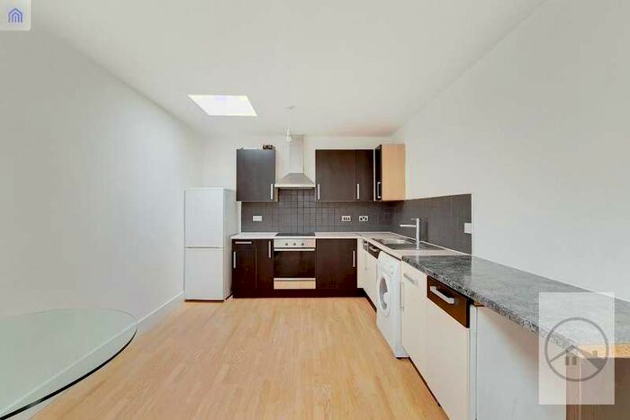 3 Bedroom Flat To Rent In Brighton Road, Purley, CR8