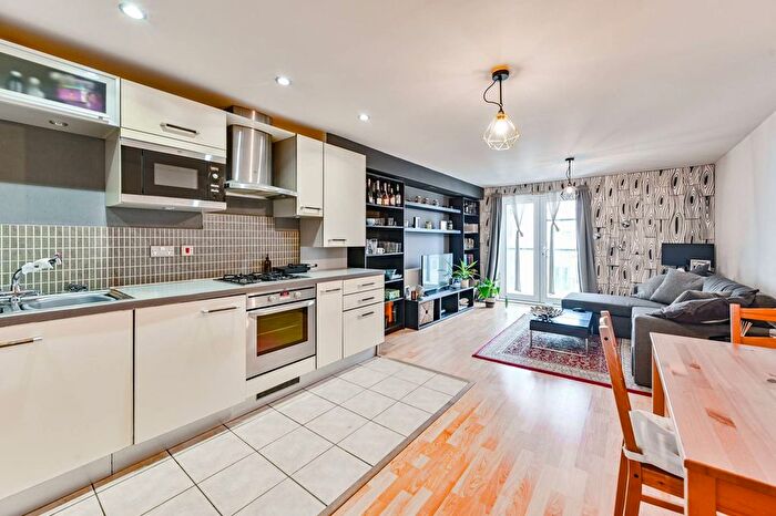 1 Bedroom Flat To Rent In Stane Grove, Clapham North, London, SW9