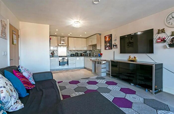 2 Bedroom Apartment For Sale In Windsor Road, Slough, SL1