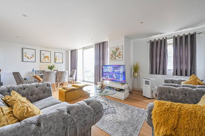 3 Bedroom Flat For Sale In Adamson Road, London, E16