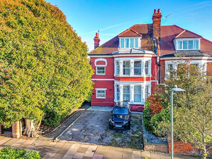 2 Bedroom Flat For Sale In Ditton Court Road, Westcliff-On-Sea, SS0