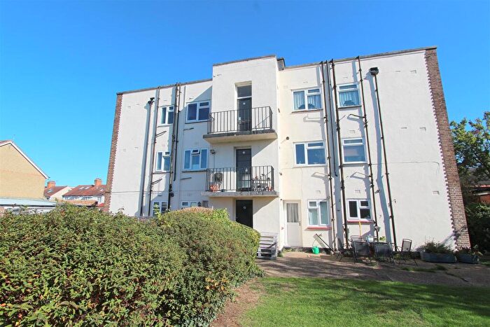 2 Bedroom Apartment For Sale In Lymescote Gardens, Sutton, SM1
