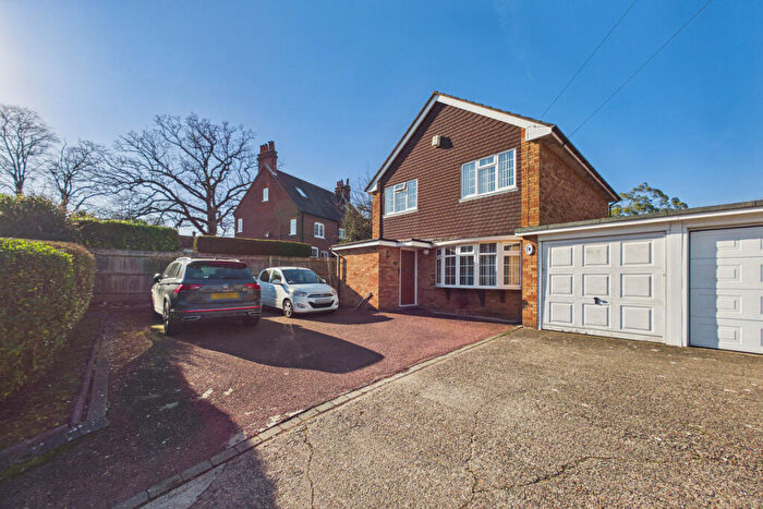 3 Bedroom Link Detached House For Sale In Green Lane, Leverstock Green, HP2