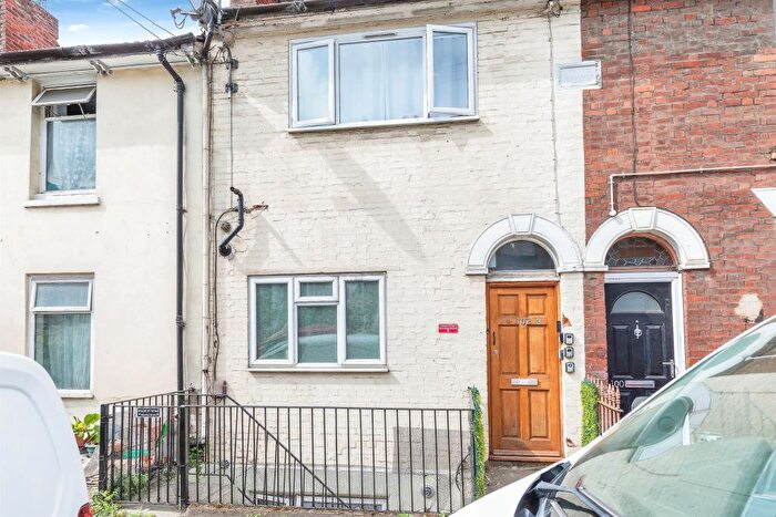 1 Bedroom Flat For Sale In Luton Road, Chatham, ME4