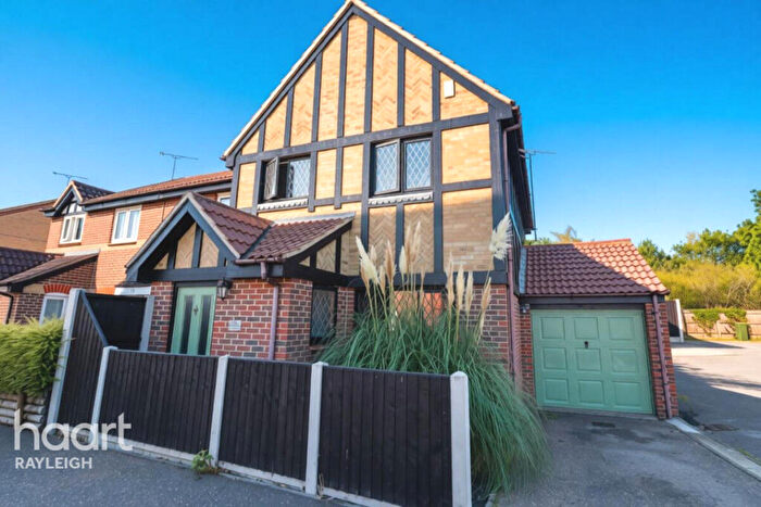 3 Bedroom End Of Terrace House For Sale In Kestrel Grove, Rayleigh, SS6