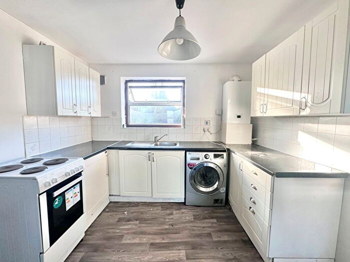 3 Bedroom Flat To Rent In Foxcroft Road, Shooters Hill, SE18