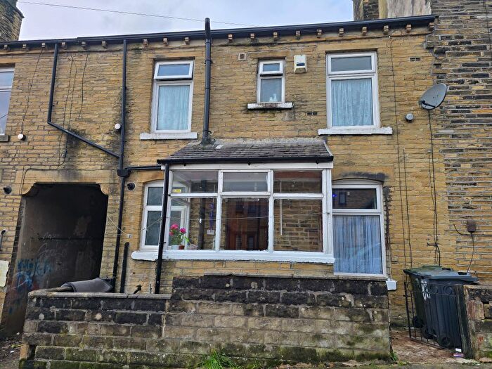 2 Bedroom Terraced House For Sale In Washington Street, Bradford, BD8