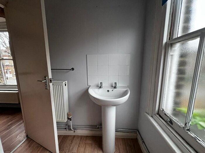 1 Bedroom Flat For Sale In First Floor Flat, Grayshott Road, Battersea, London, SW11