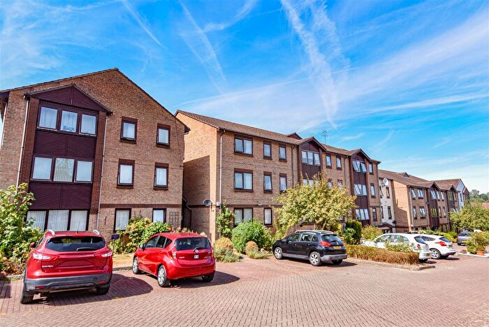 2 Bedroom Flat For Sale In Henlow Drive, Dursley, GL11