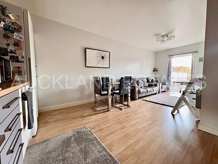2 Bedroom Apartment For Sale In Orchard Court, Mimms Hall Road, Potters Bar, EN6