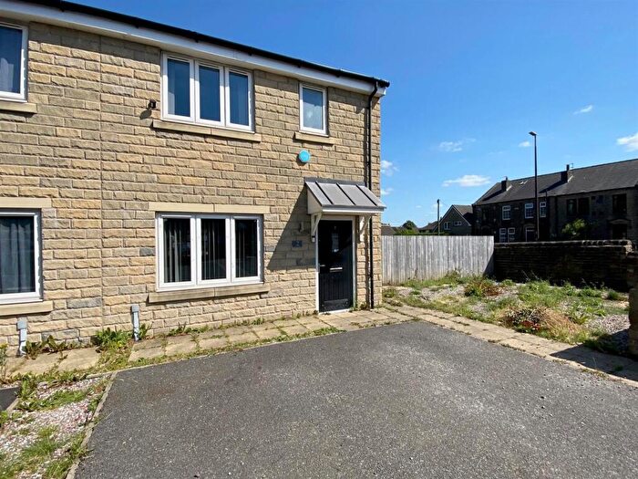 3 Bedroom Semi Detached House For Sale In Nook Court, Huddersfield, HD3