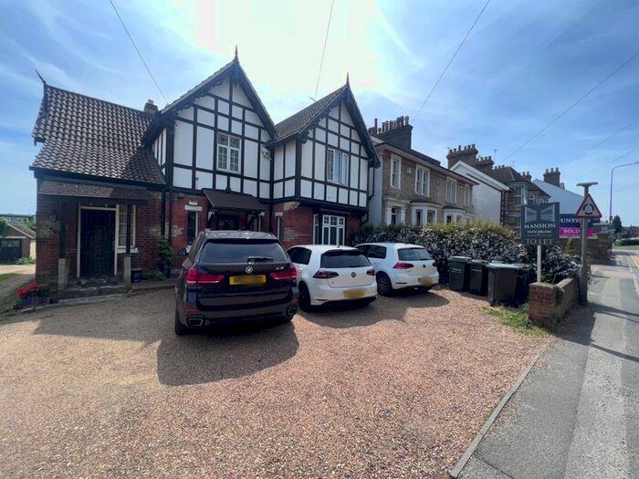 3 Bedroom Maisonette To Rent In Old Road East, Gravesend, DA12