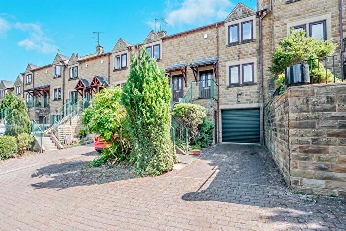 3 Bedroom Town House For Sale In Chiltern Court, Leeds, LS13