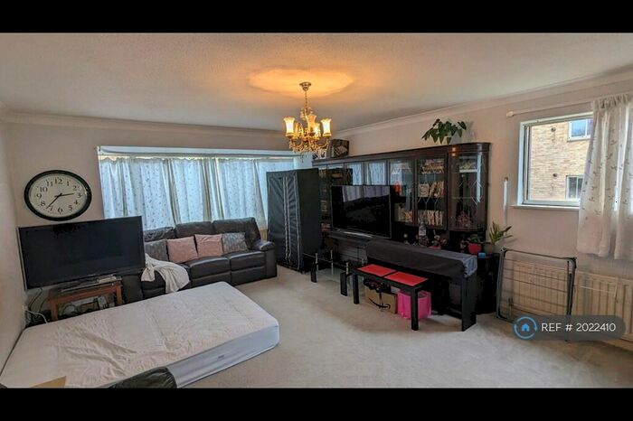 2 Bedroom Flat To Rent In White Lodge Close, Sutton, SM2