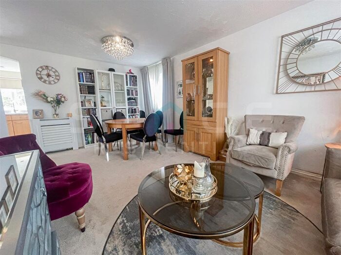 2 Bedroom Flat For Sale In Kensington Way, Borehamwood, WD6