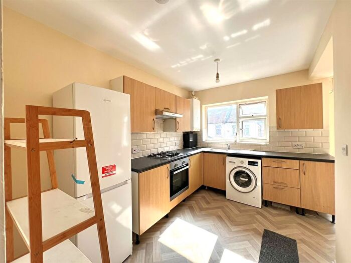3 Bedroom Flat To Rent In Coleridge Road, London, E17