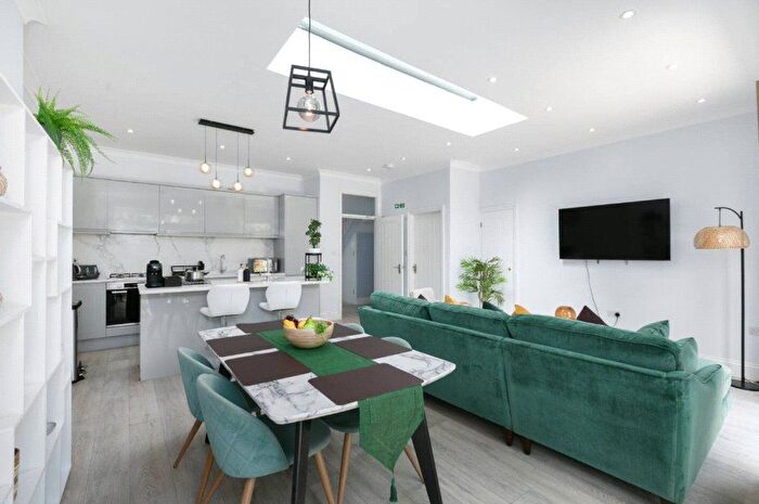 5 Bedroom Semi-Detached House To Rent In North End Road, London, NW11