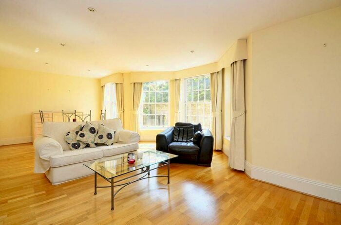 2 Bedroom Flat To Rent In Princess Park Manor, Royal Drive, Friern Barnet, London, N11