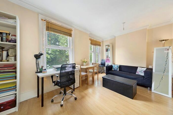 1 Bedroom Flat To Rent In Kings Parade, Askew Road, London, W12