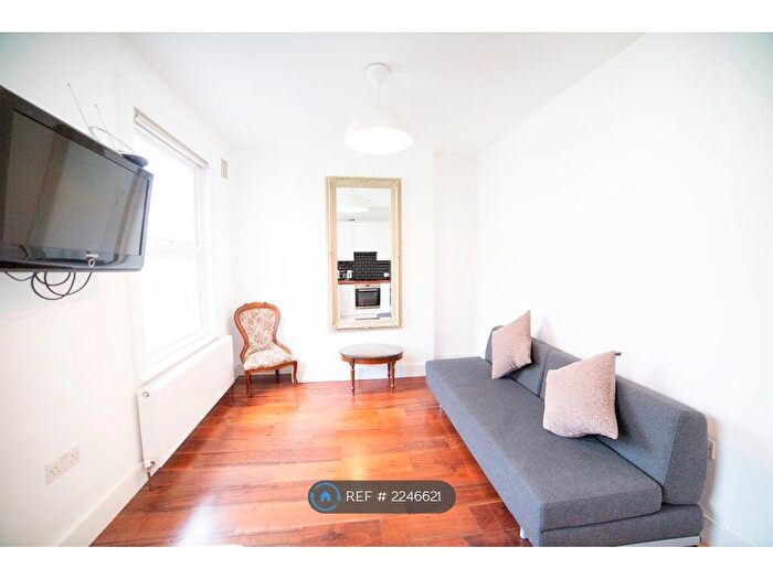 2 Bedroom Flat To Rent In Badsworth Road, London, SE5