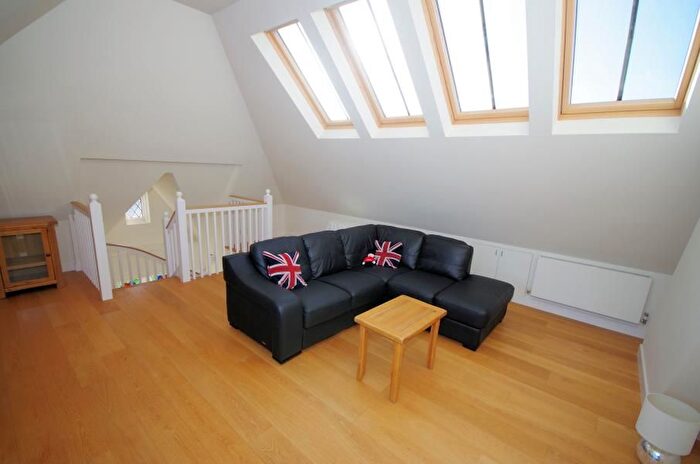 2 Bedroom Flat To Rent In Long Lane, London, N3