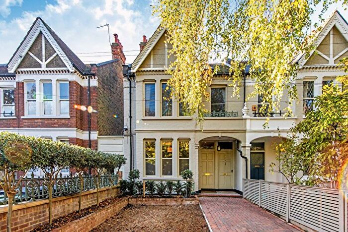 3 Bedroom Flat To Rent In Trouville Road, London, SW4