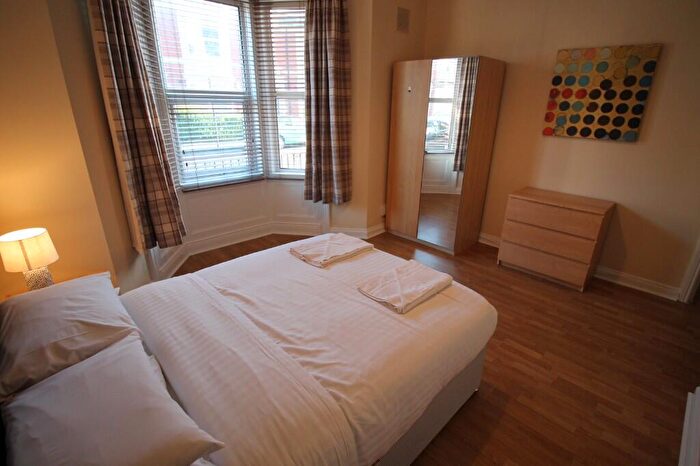 3 Bedroom Flat To Rent In Myrtle Grove, Newcastle Upon Tyne, NE2