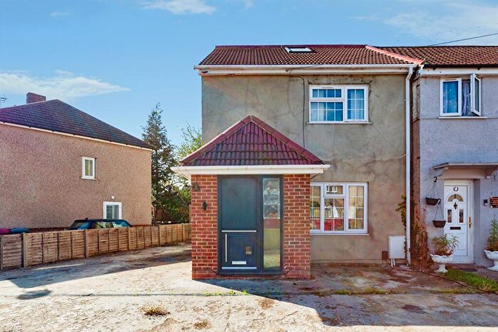 4 Bedroom Semi-Detached House For Sale In Waterbeach Road, Slough, SL1
