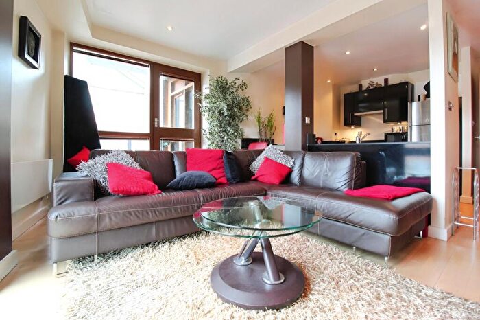 2 Bedroom Flat To Rent In Dock Street, Leeds, West Yorkshire, LS10