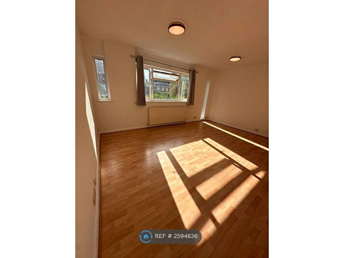 2 Bedroom Flat To Rent In Burhill Grove, Pinner, HA5
