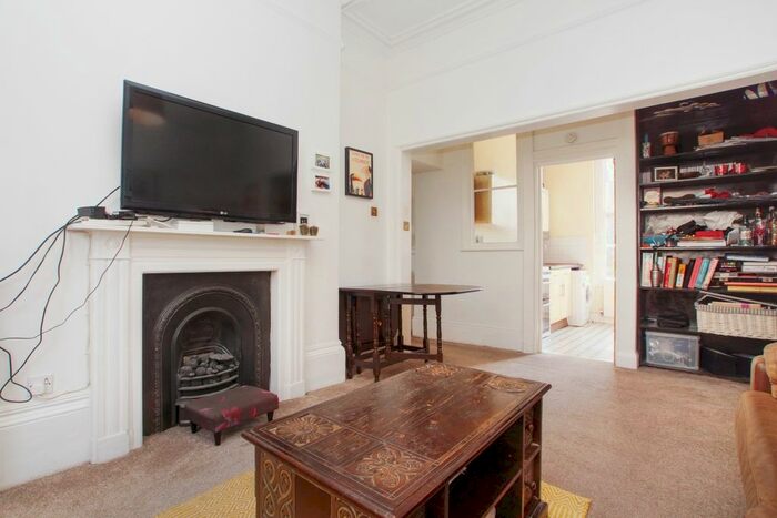 2 Bedroom Flat To Rent In Canonbury Square, London, N1