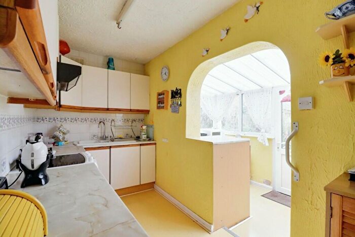 2 Bedroom Chalet For Sale In Richmond Avenue, South Benfleet, SS7