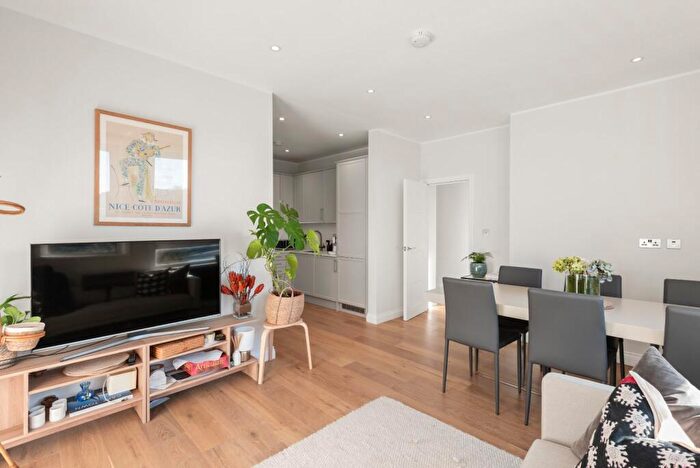 2 Bedroom Flat For Sale In Salisbury House, Highbury Corner, N5