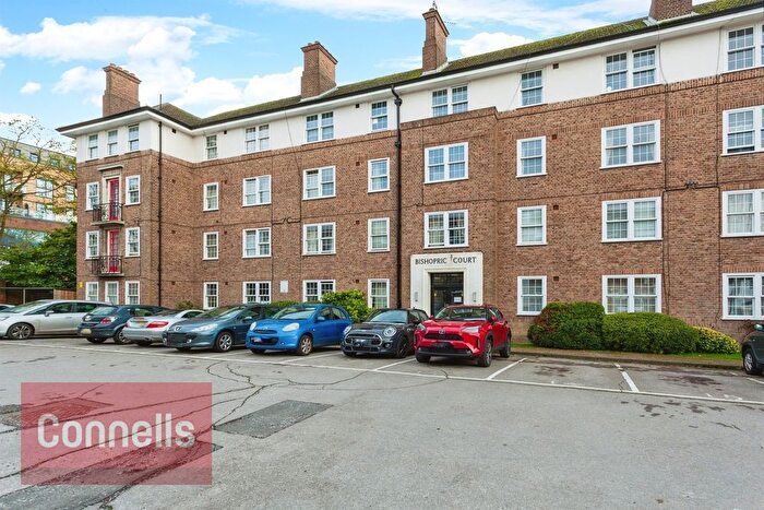 1 Bedroom Flat To Rent In Bishopric Court, Horsham, RH12