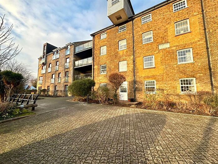 3 Bedroom Flat To Rent In Kings Mill Way, Denham., UB9