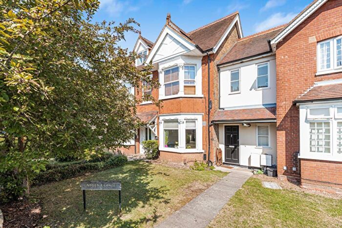 1 Bedroom Flat For Sale In Gresham Road, Staines-Upon-Thames, TW18