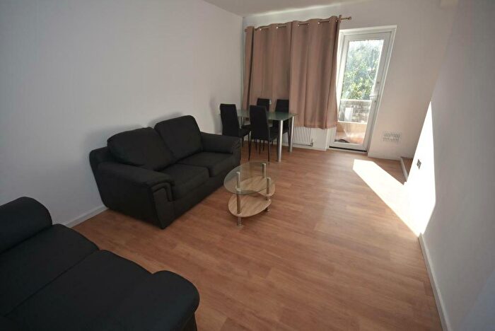 3 Bedroom Flat To Rent In Rockdove Avenue, Hulme, Manchester., M15