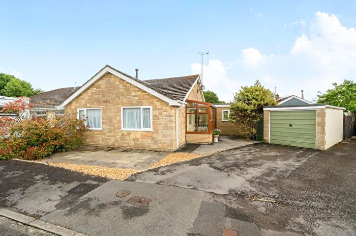 3 Bedroom Semi-Detached Bungalow For Sale In White Hart Close, Kings Stag., DT10