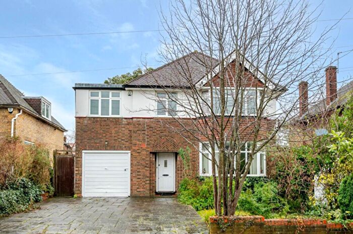 4 Bedroom Detached House For Sale In Poynings Way, Woodside Park, N12