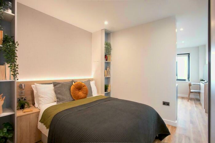 Studio To Rent In College Road, East Croydon, London, CR0